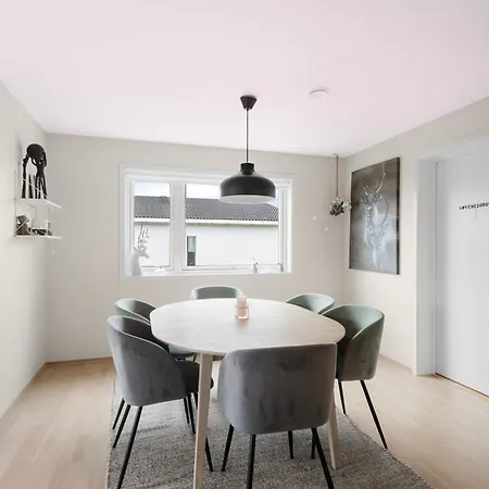 Spacious 4-br Free Parking